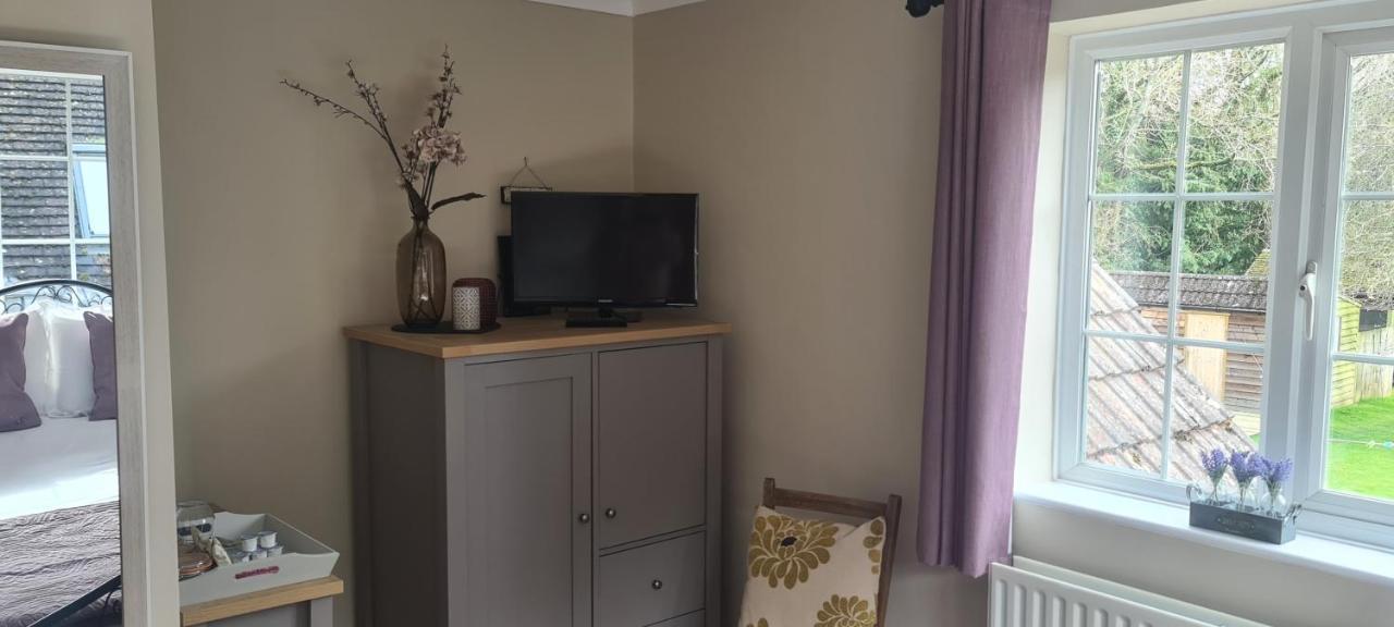 Ha'Penny Acre Bed & Breakfast Sherfield English Dış mekan fotoğraf